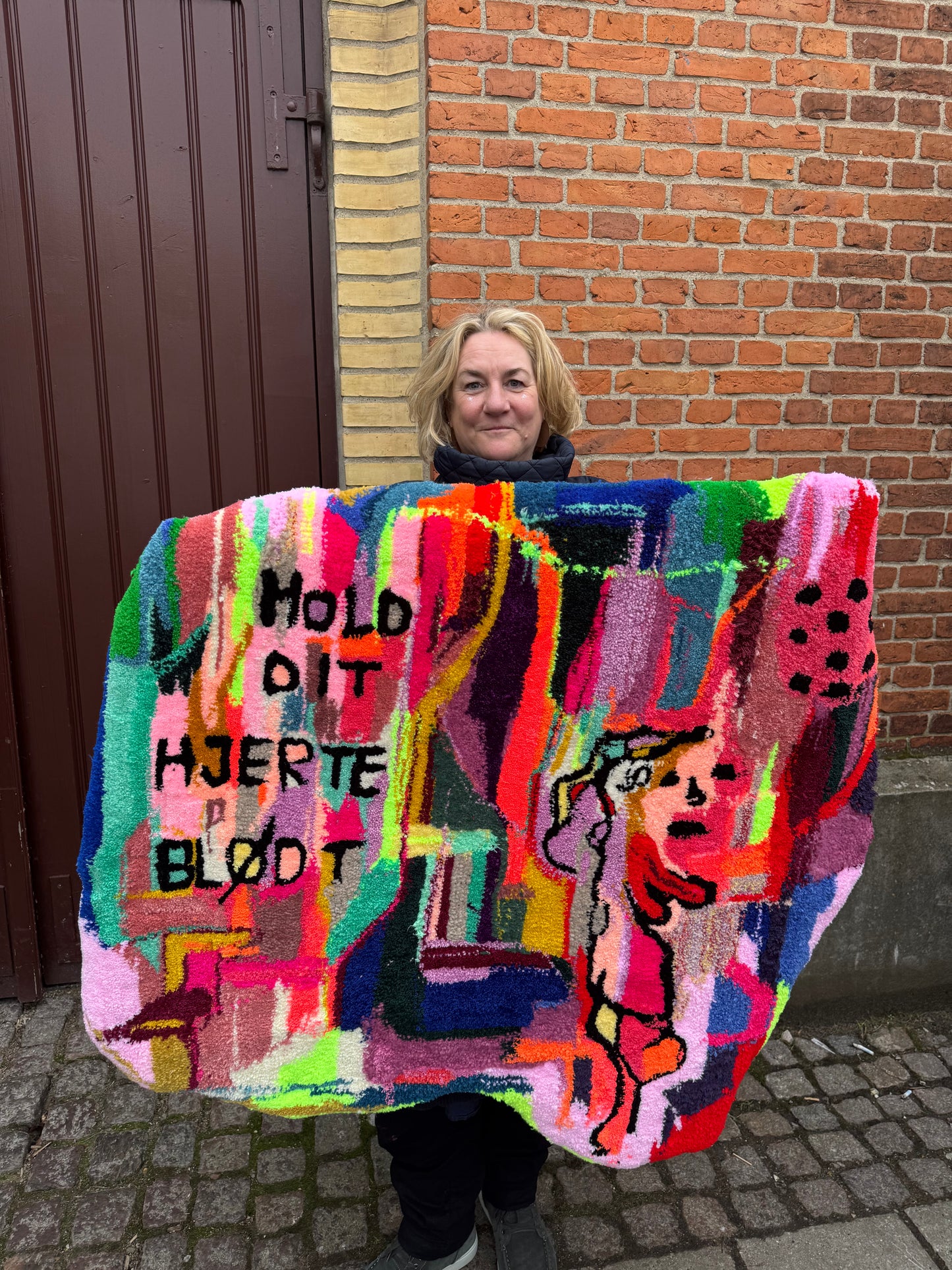 “HOLD DIT HJERTE BLØDT” 108x105 cm