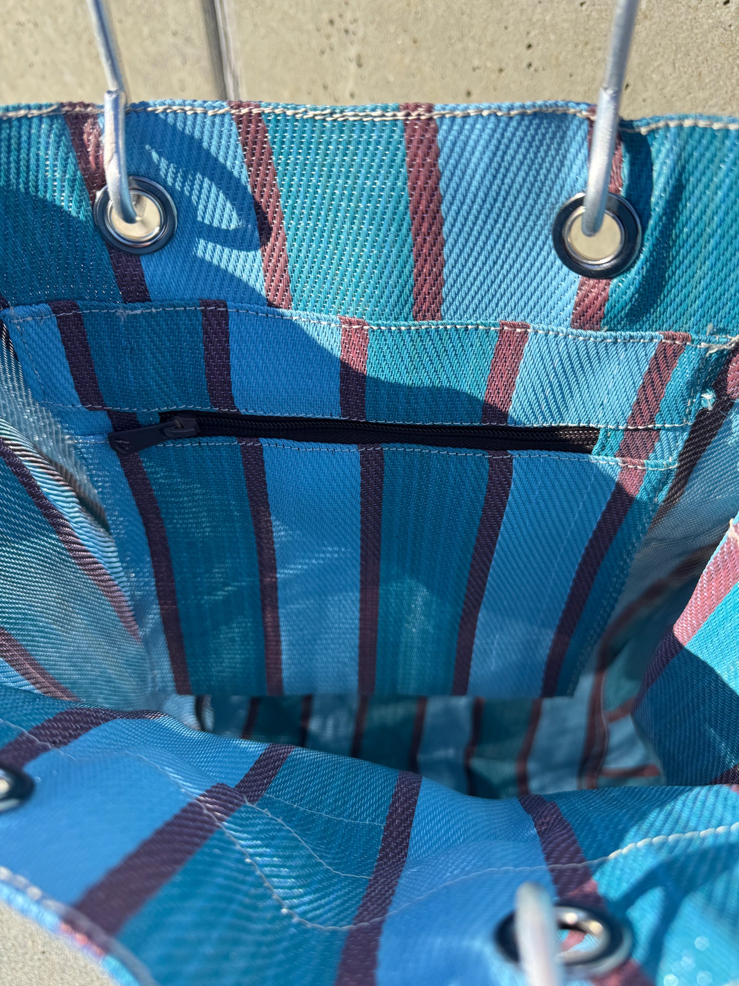 Smukt stribet indkøbsnet i recycled nylon