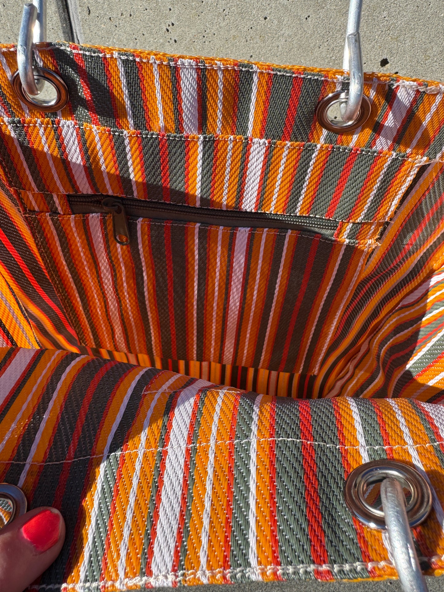 Smukt stribet indkøbsnet i recycled nylon