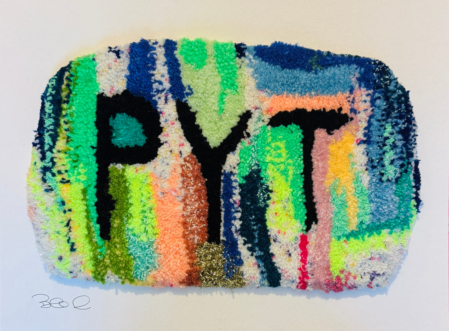 “PYT” unika tuft